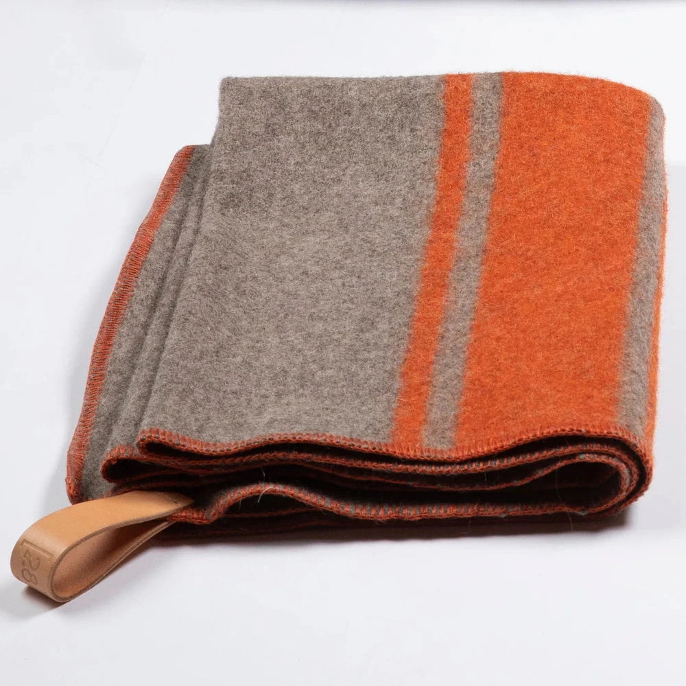Hochwertiger Designer Hundedecke von 2.8 Duepuntootto aus recycelter Wolle in orange.