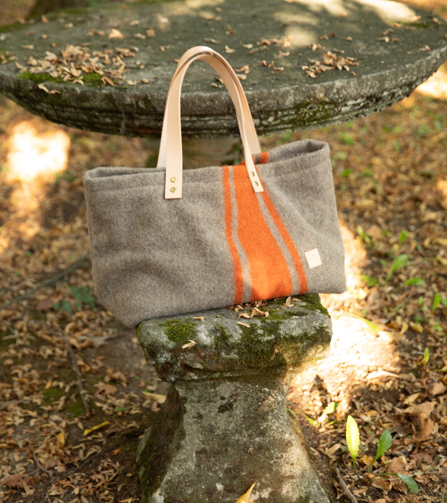 Stilvolle Hunde trage Handtasche aus nachhaltiger recycelter Wolle von 2.8 duepuntoOtto in der Farbe orange.