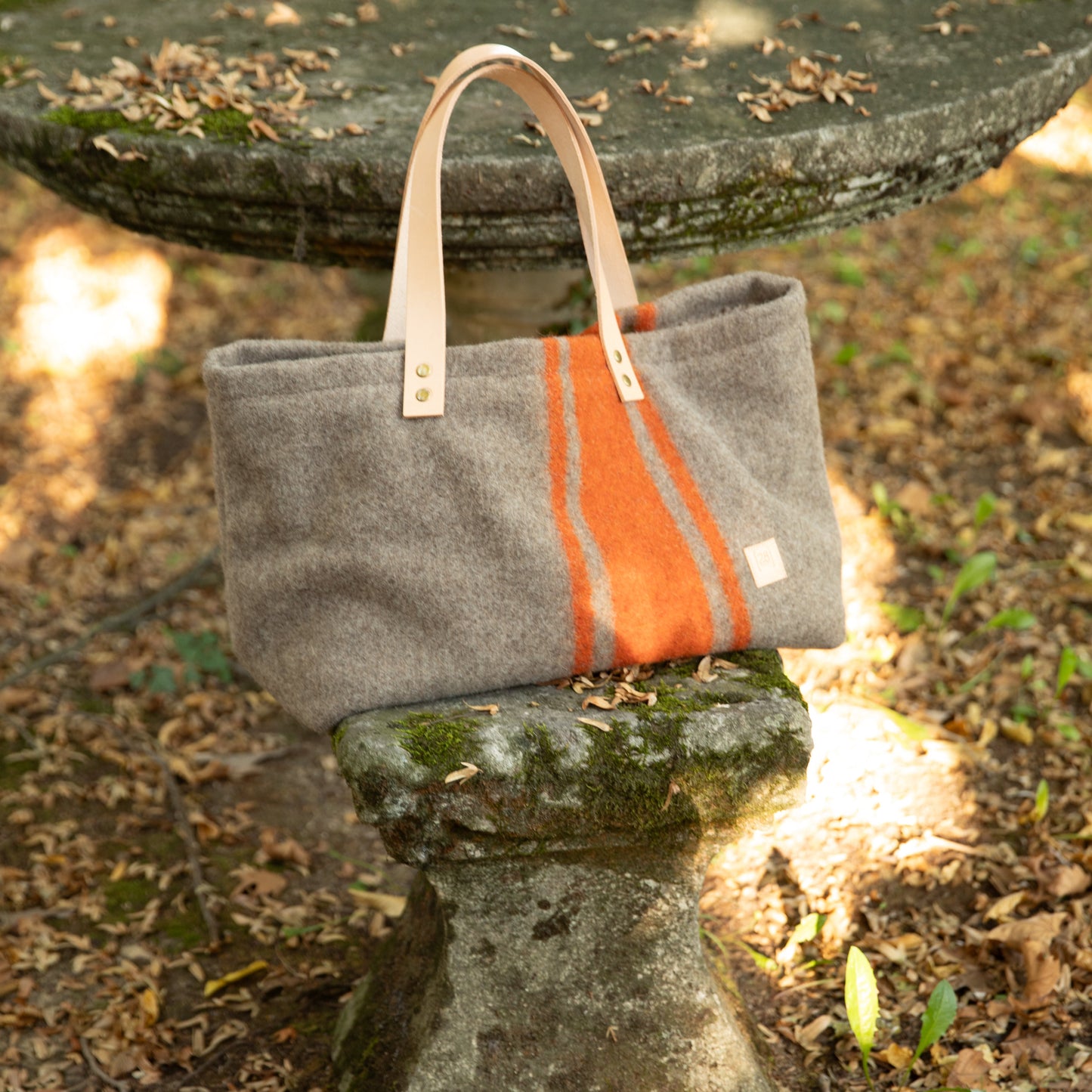 Stilvolle Hunde trage Handtasche aus nachhaltiger recycelter Wolle von 2.8 duepuntoOtto in der Farbe orange.