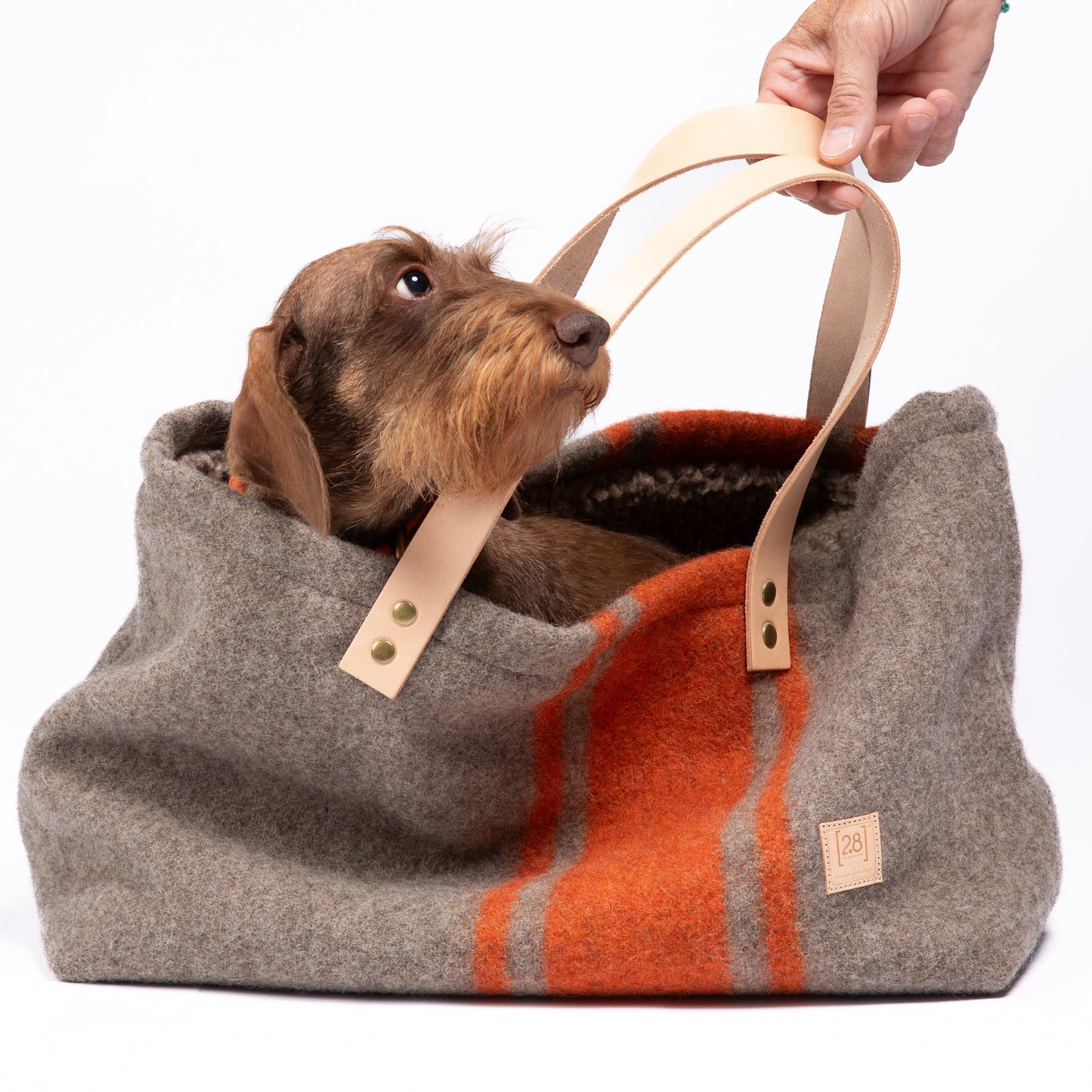 Stilvolle Hunde trage Handtasche aus nachhaltiger recycelter Wolle von 2.8 duepuntoOtto in der Farbe orange.