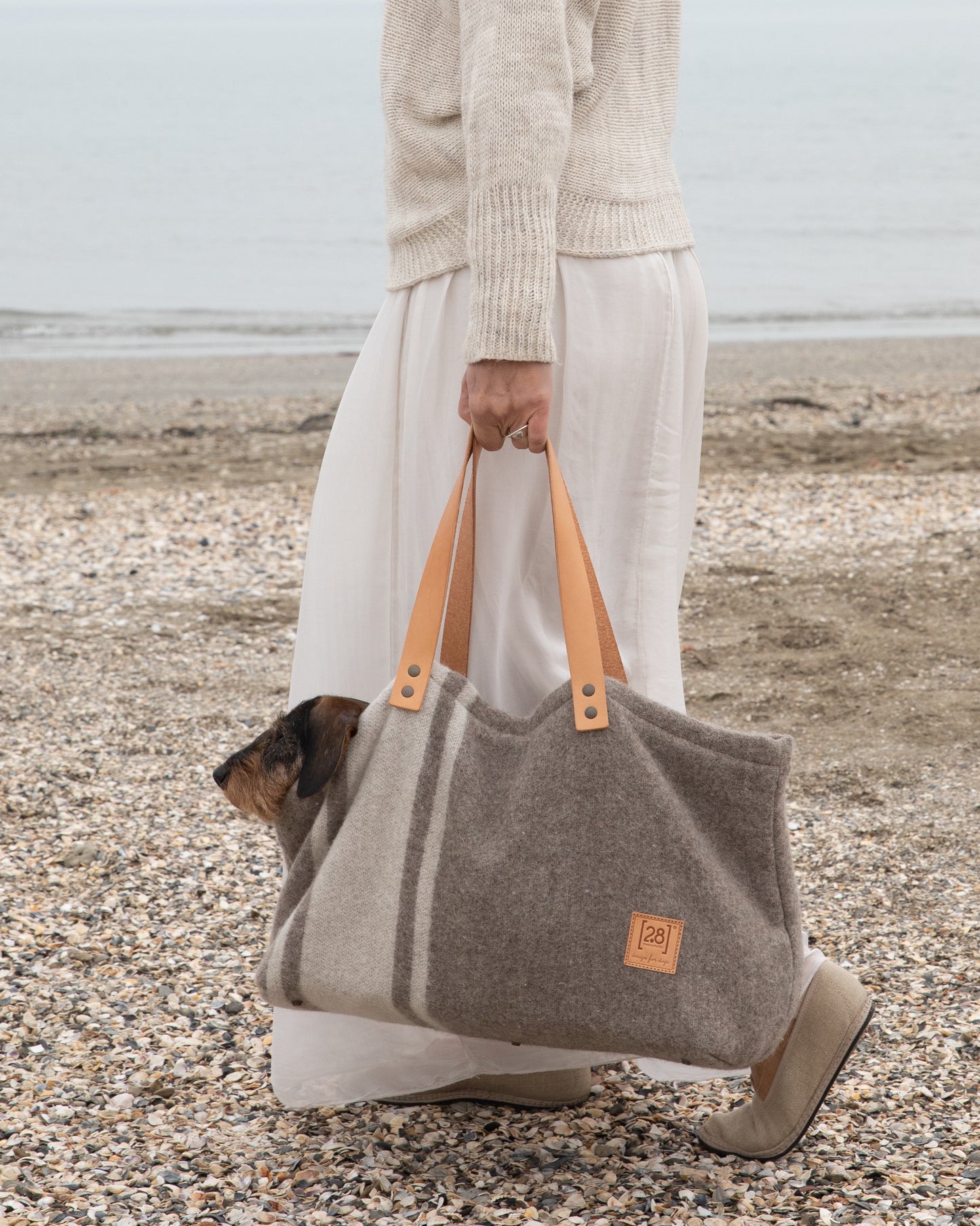 Stilvolle Hunde trage Handtasche aus nachhaltiger recycelter Wolle von 2.8 duepuntoOtto in der Farbe weiß.