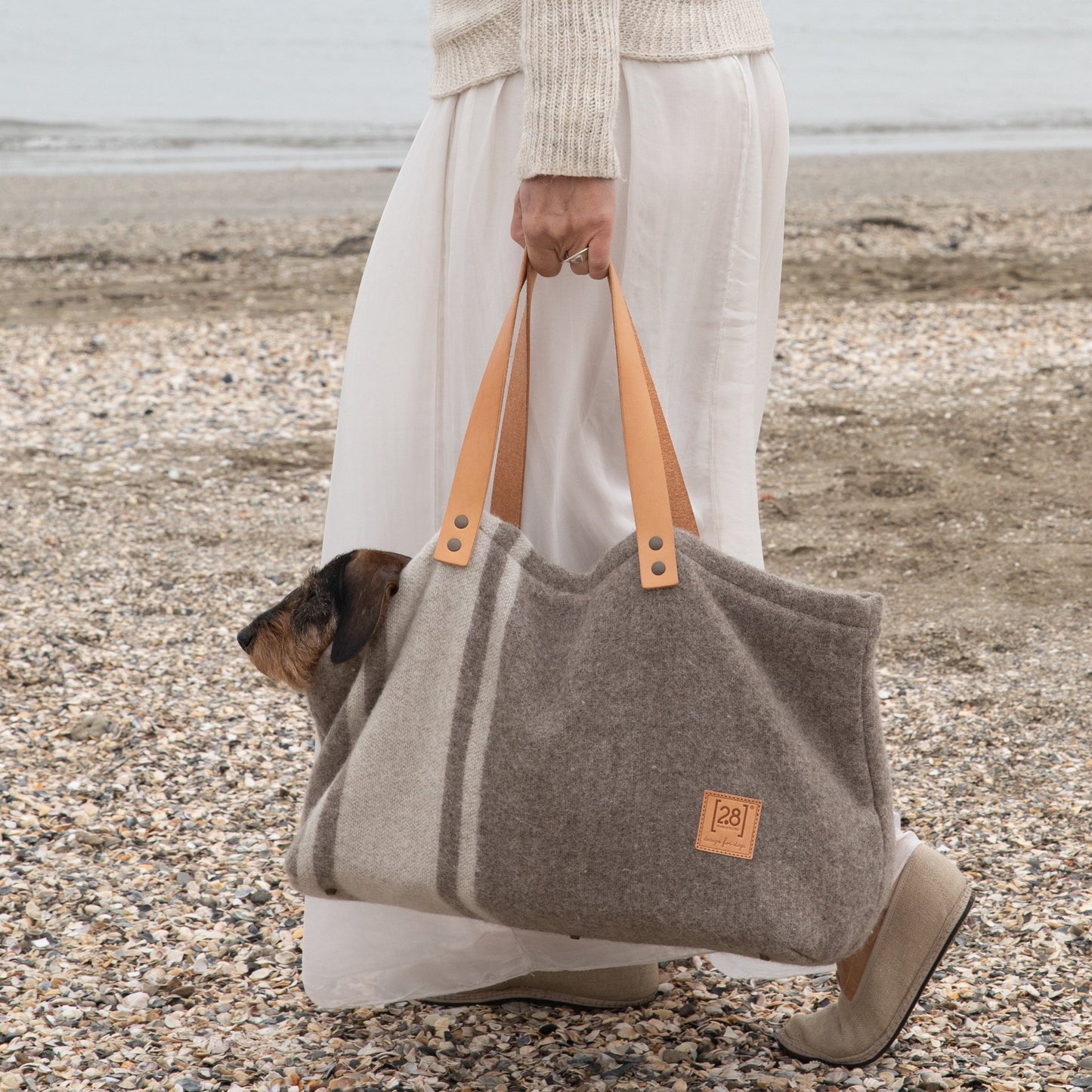 Stilvolle Hunde trage Handtasche aus nachhaltiger recycelter Wolle von 2.8 duepuntoOtto in der Farbe weiß.