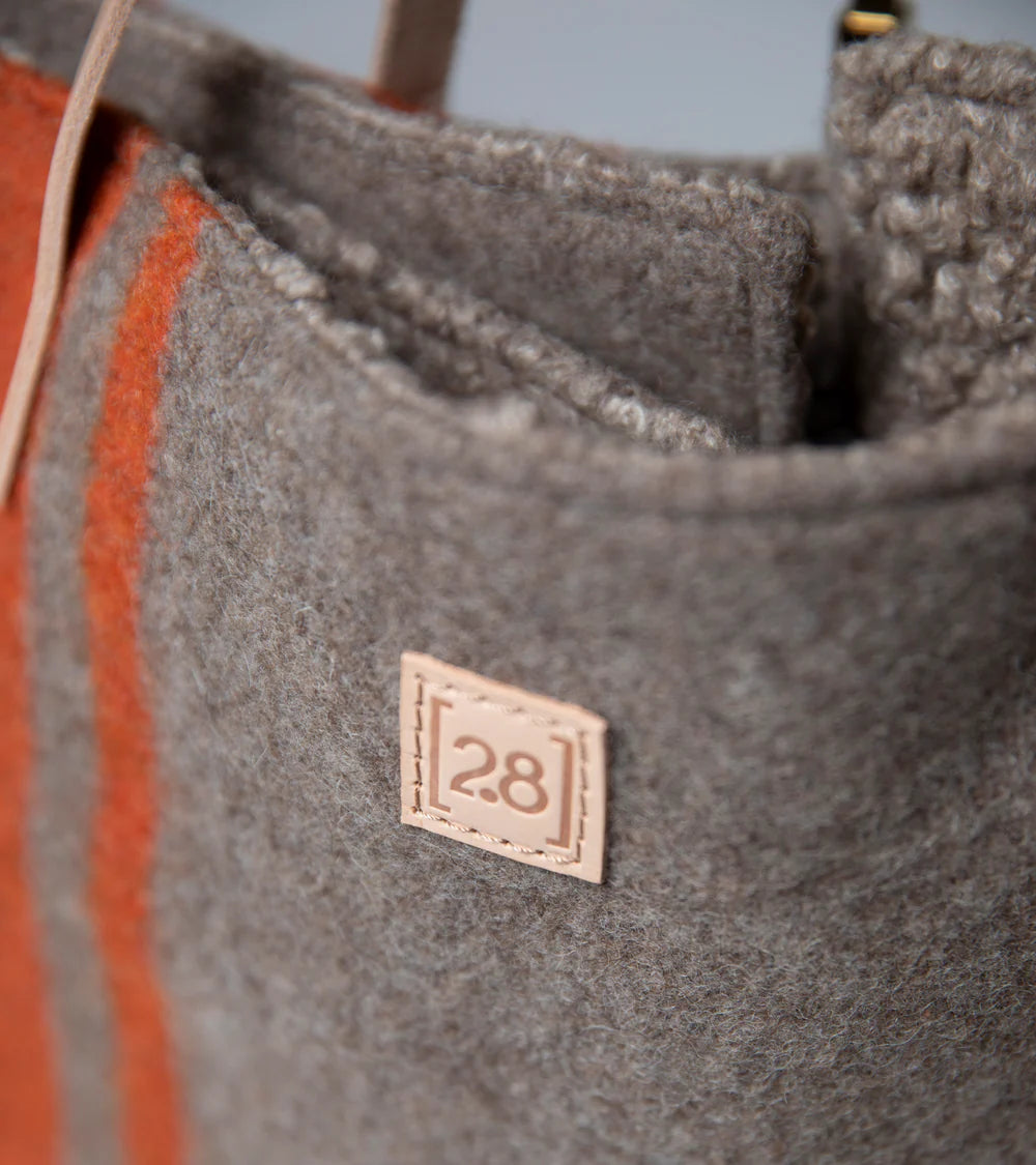 Nachhaltige Hunde Reisematte aus recycelter Wolle und hochwertigem Leder. Farbe Grau/Orange.