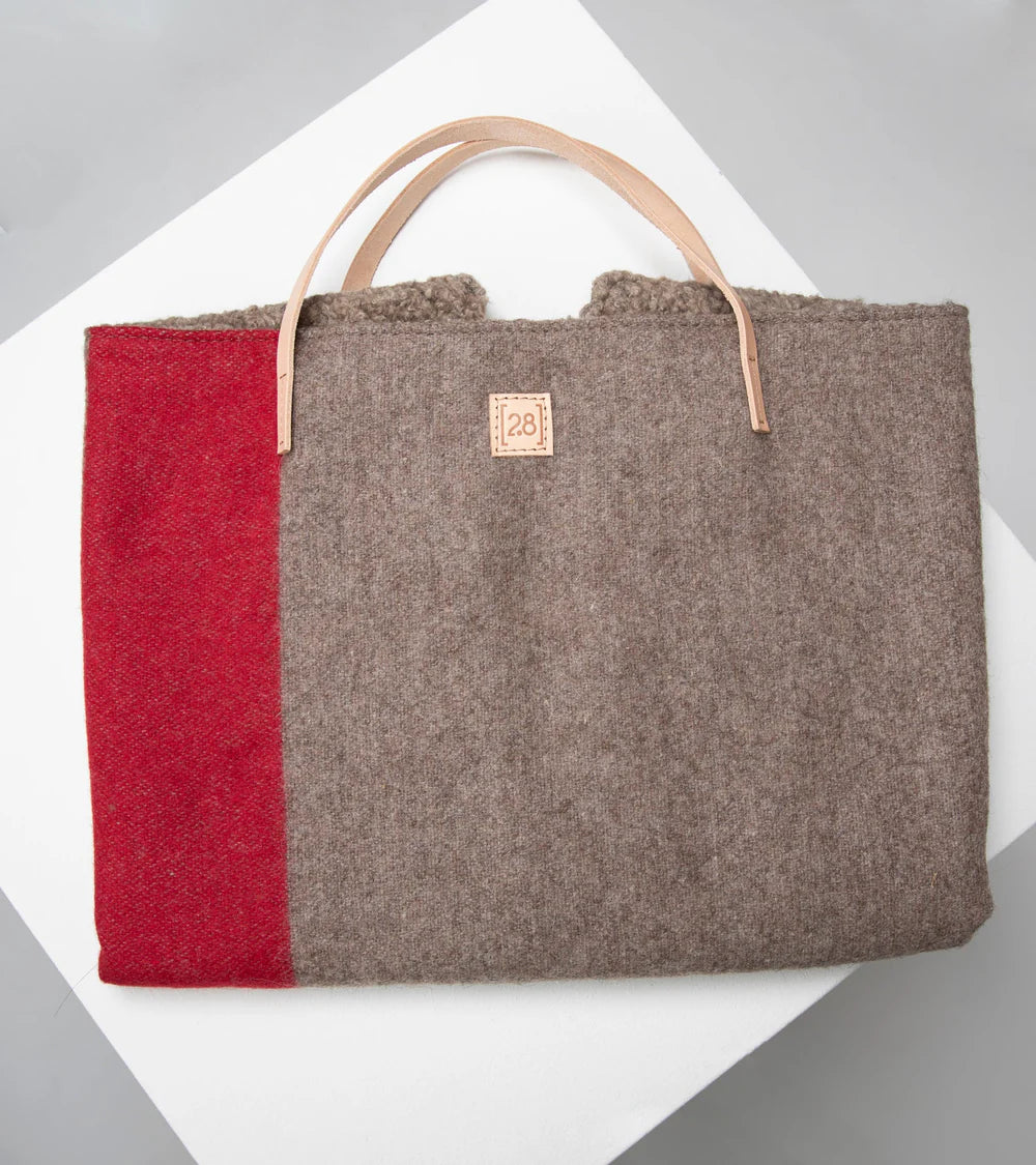 Nachhaltige Hunde Reisematte aus recycelter Wolle und hochwertigem Leder. Farbe Grau/Rot.