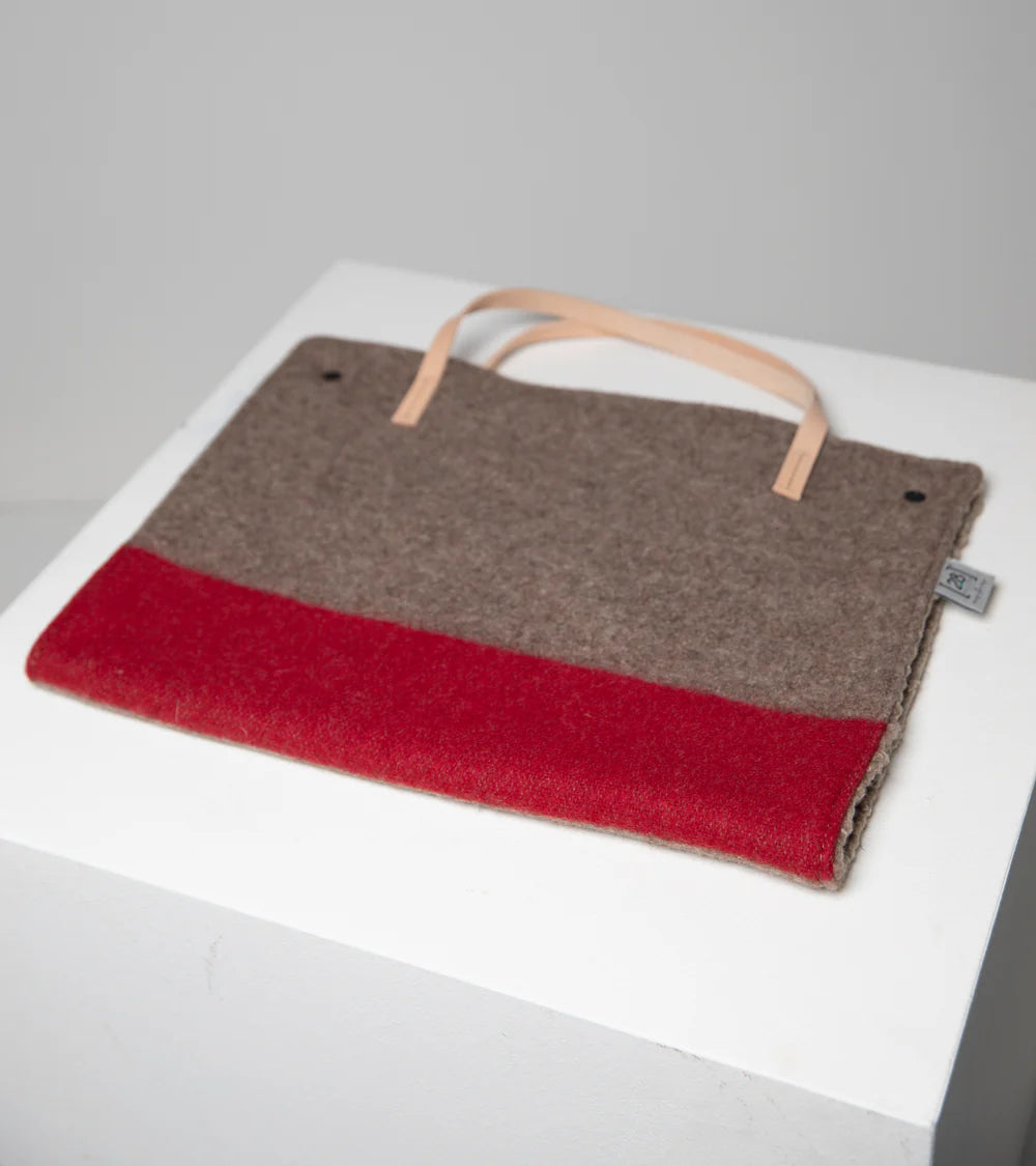 Nachhaltige Hunde Reisematte aus recycelter Wolle und hochwertigem Leder. Farbe Grau/Rot
