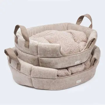 Das Leopold's Finest Hundebett Alpin ist nicht nur ein Bett Sonden auch eine Höhle, in der die Hunde besonders viel Ruhe haben. Es besitzt ein abnehmbaren Deckel. Farbe Beige.