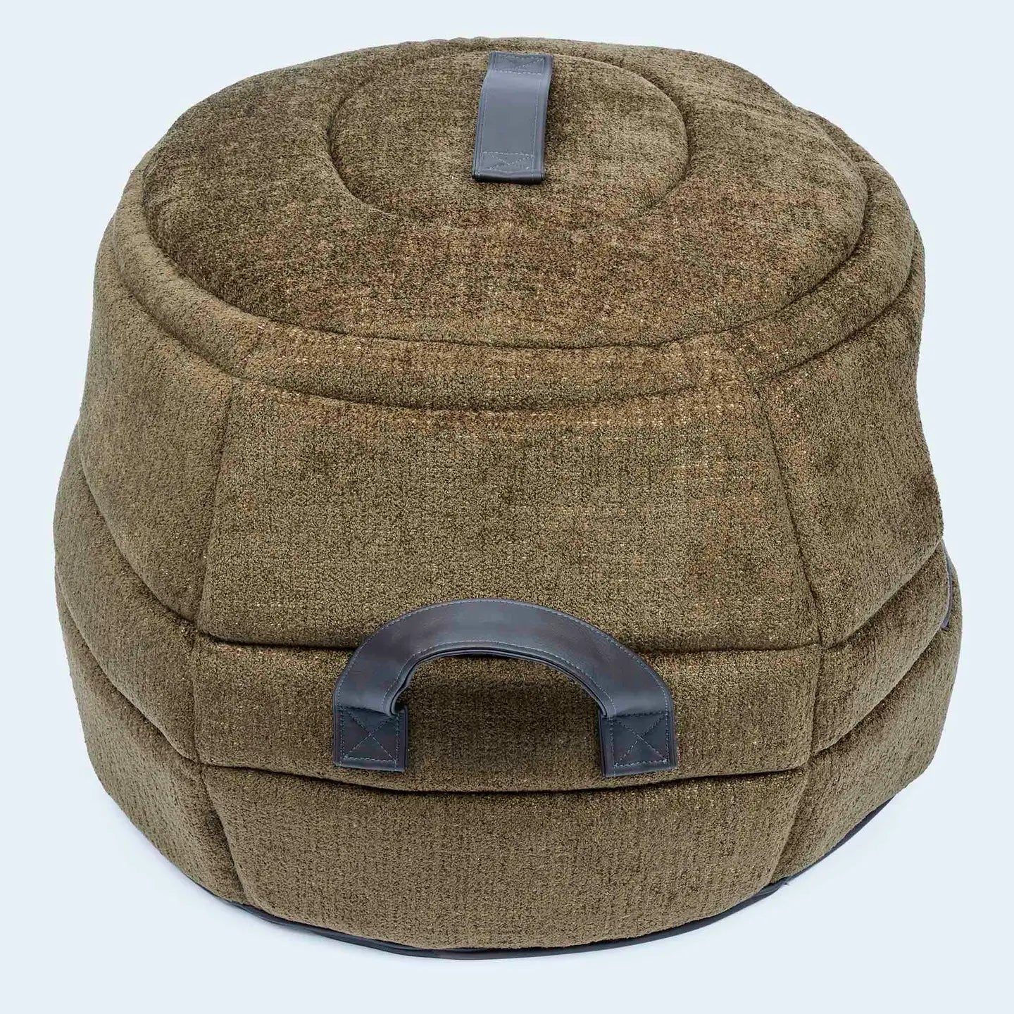 Das Leopold's Finest Hundebett Alpin ist nicht nur ein Bett Sonden auch eine Höhle, in der die Hunde besonders viel Ruhe haben. Es besitzt ein abnehmbaren Deckel. Farbe Oliv.