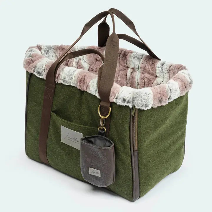 Stilvolle und kuschelige Cozybag Hundetasche namens München von Leopolds in dunkelgrün
