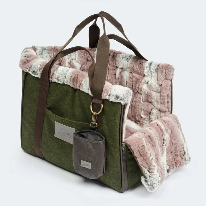 Stilvolle und kuschelige Cozybag Hundetasche namens München von Leopolds in dunkelgrün