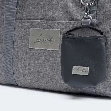 Stilvolle und kuschelige Hundetasche namens Wien von Leopolds in hellgrau