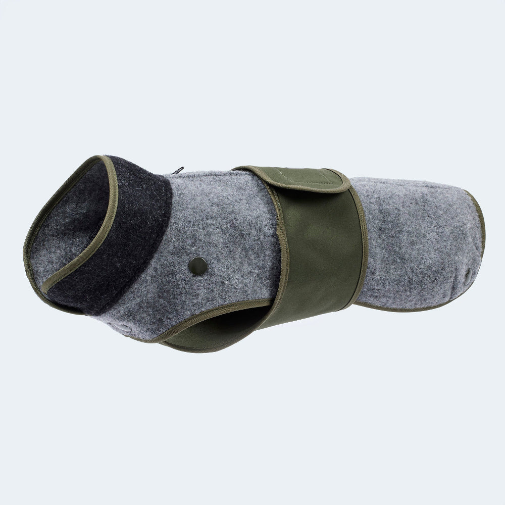 Hellgrauer Lodenmantel aus Fleece mit grünen und blauen Accessoires