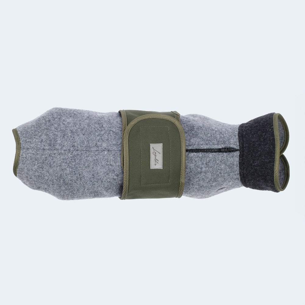 Lodenmantel aus Fleece in hellgrauer Farbe mit Dunkelgrünen und Dunkelblauen Accessoires