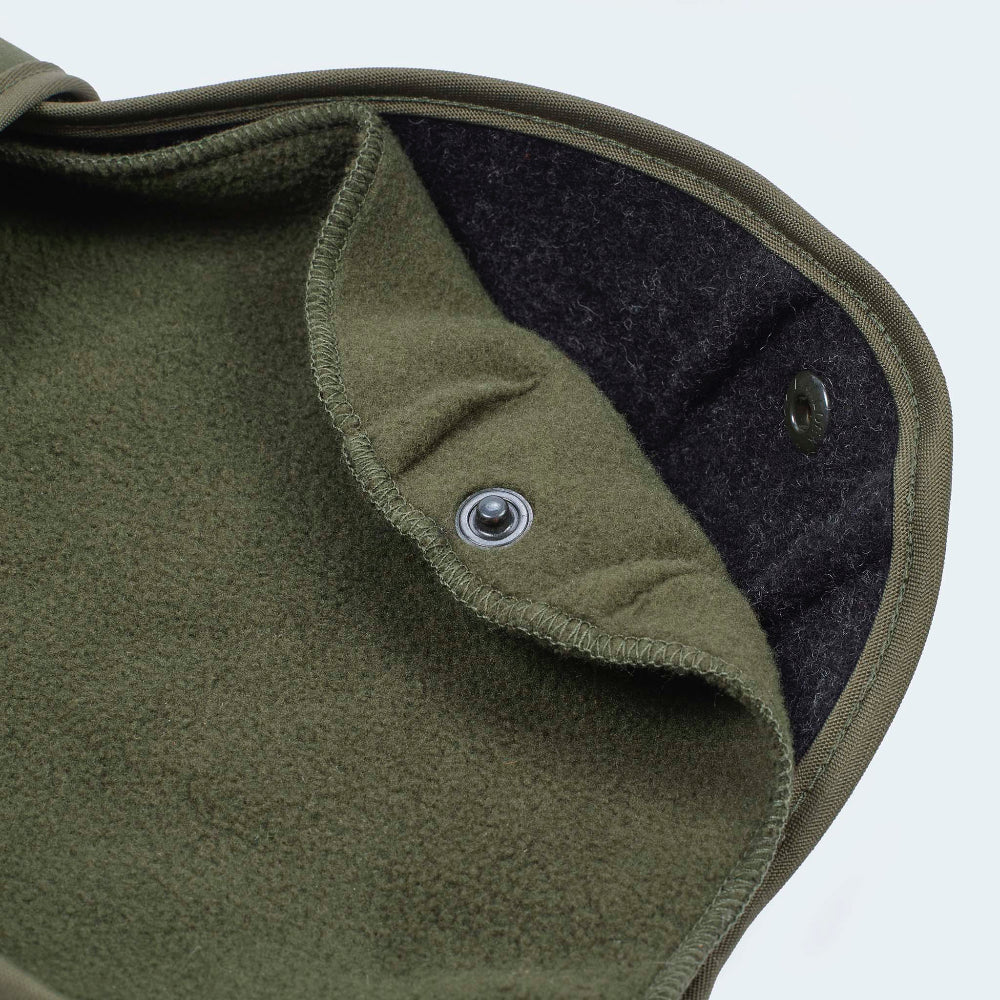 Hellgrauer Lodenmantel aus Fleece mit grünen und blauen Accessoires