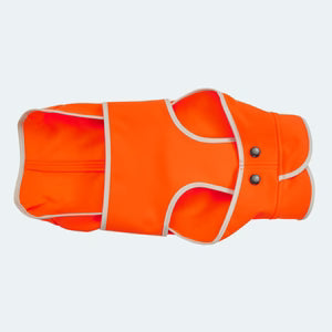 Handgefertigter Softshell Hundemantel in orange. Sorgt für Sicherheit an dunklen Wintertagen