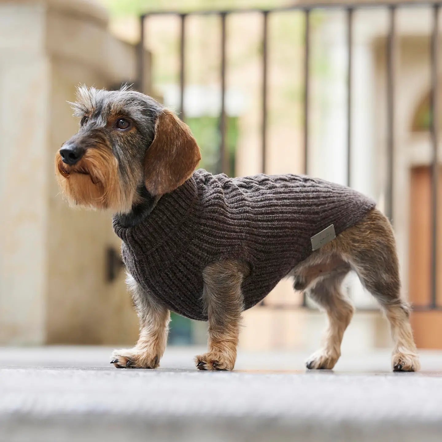 Strickpullover von Leopold’s Finest mit Zopfmuster für Herbst und Winter. Farbe: Braun