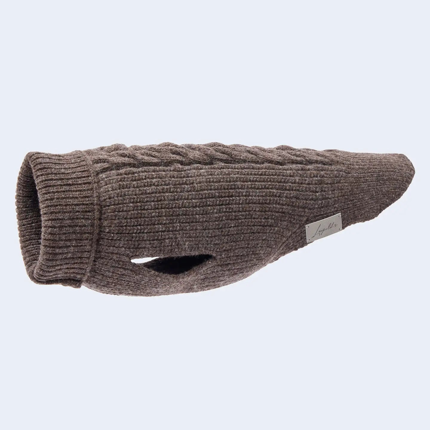 Braun Hundepullover aus Strick von Leopold’s Finest – warme Hundekleidung mit Zopfmuster für kleine und mittelgroße Hunde.