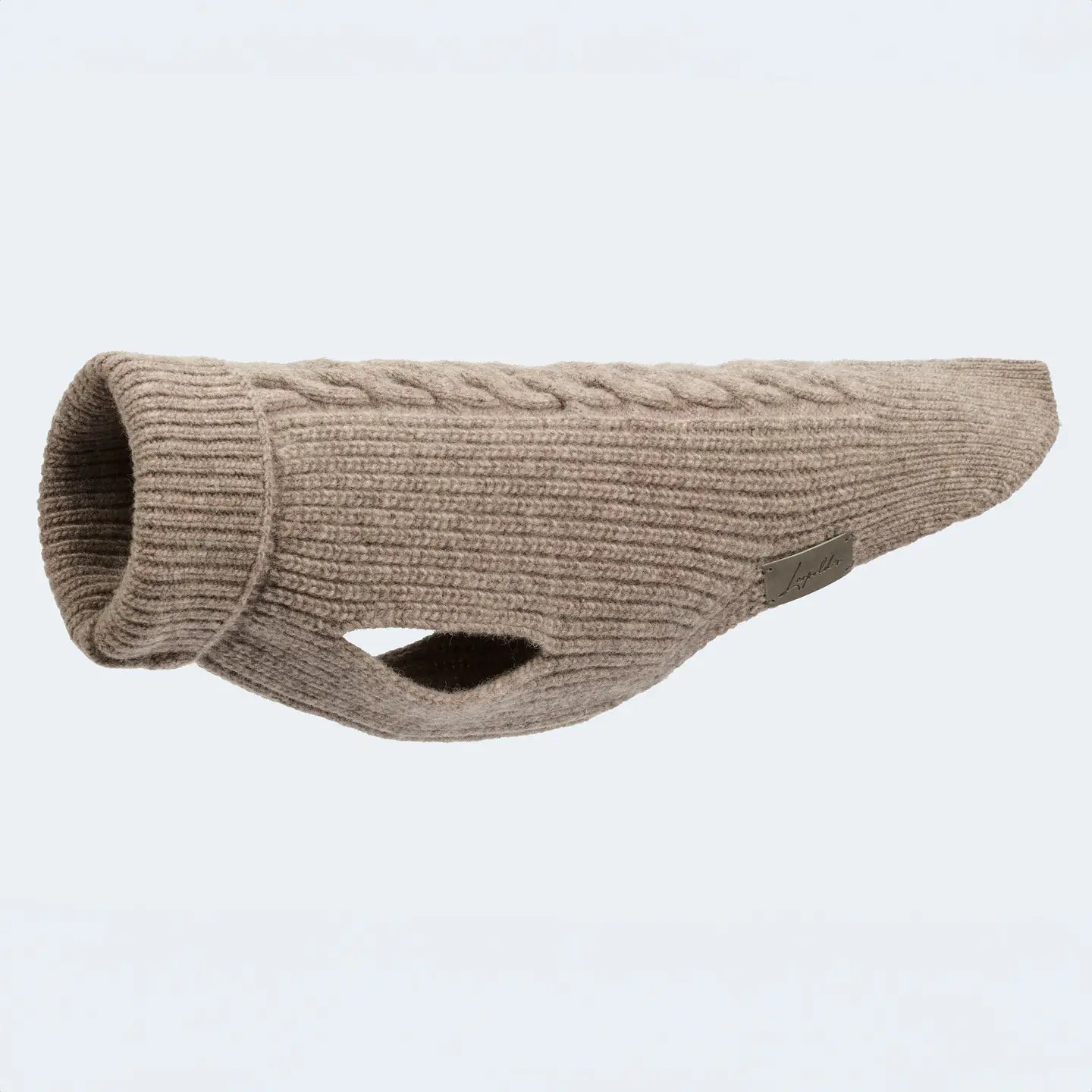 Taupe farbender Hundepullover aus Strick von Leopold’s Finest – warme Hundekleidung mit Zopfmuster für kleine und mittelgroße Hunde.
