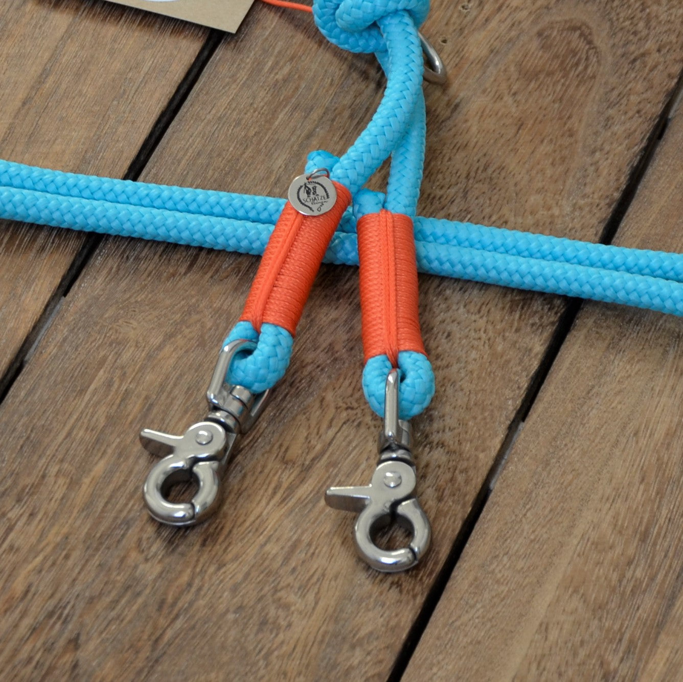 Handgemachte Premium Hundeleine von Schätzeleinen. Farbe blau.