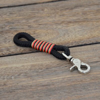 Handgefertigter schwarzer Schlüsselanhänger mit Karabiner