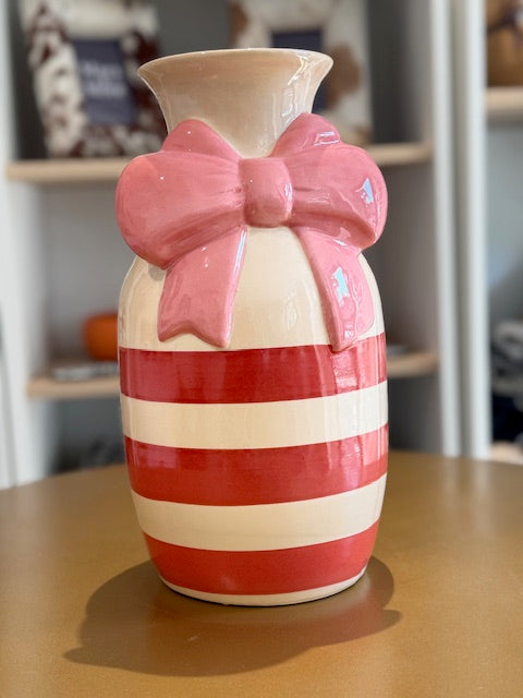 Handbemalte Keramik Vase "Candy Bow". Breite rosane Schleife, cremefarbene bzw rote Streifen.