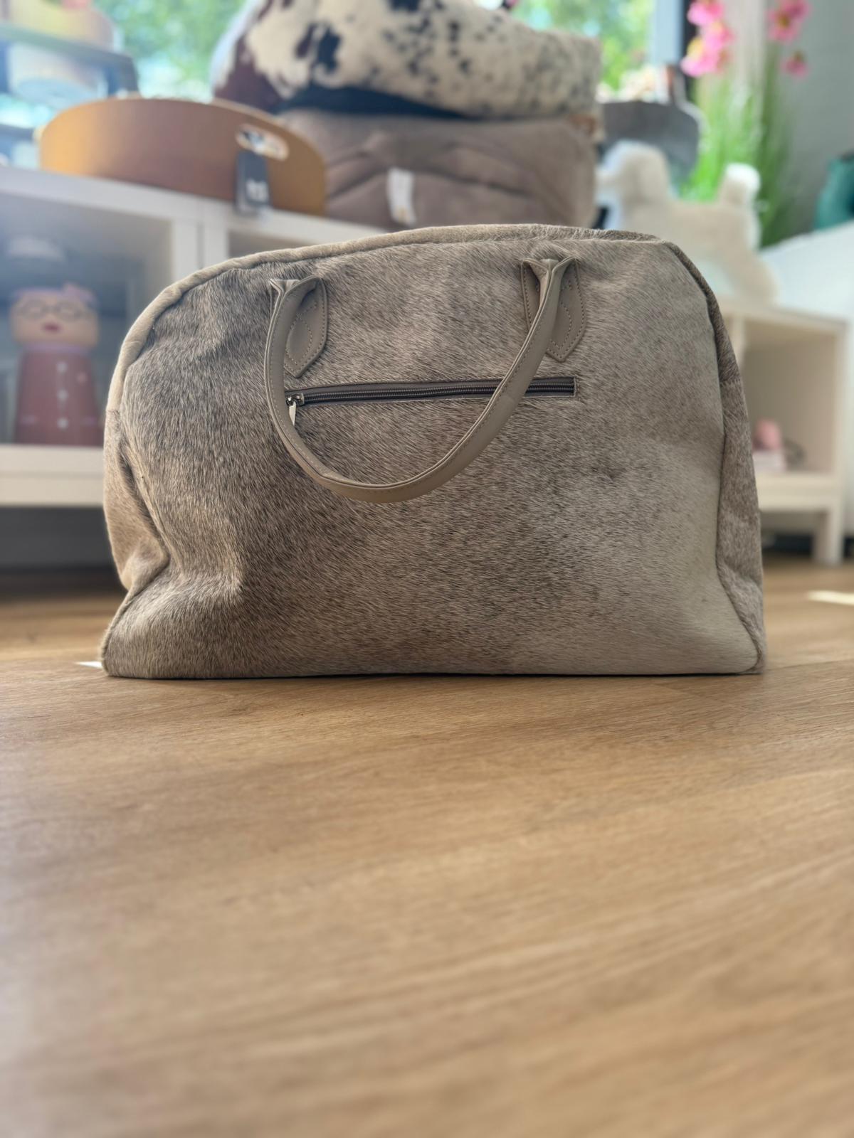 Hochwertige Tote-Bag Handtasche. Luxuriöse Felloptik in natürlichen Grau-/Brauntönen. Griffe aus Leder.