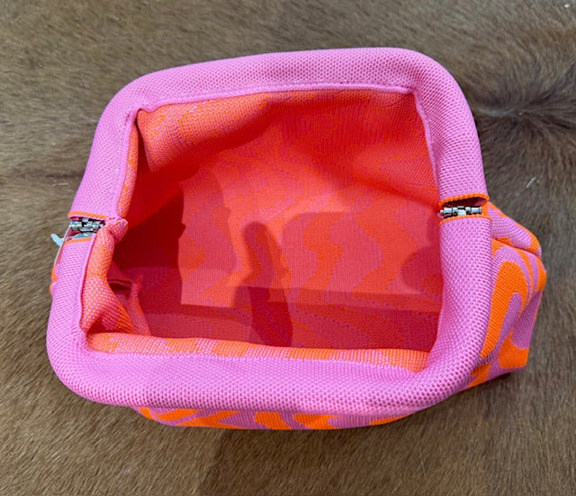 Stylischer Kulturbeutel in pink-orange mit viel Platz