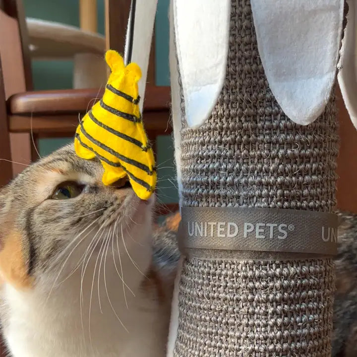 Katzenkratzbaum für Tischbeine in Form einer Gänseblume.