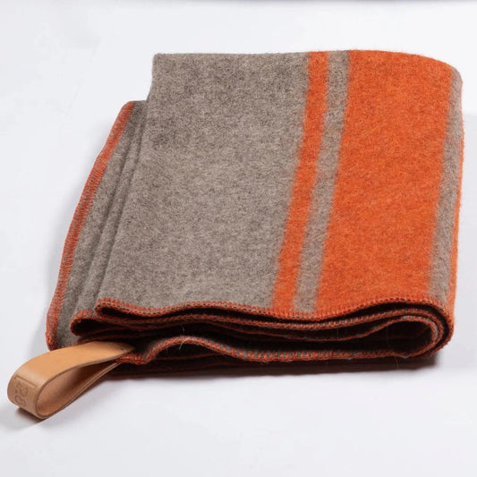 Hochwertiger Designer Hundedecke von 2.8 Duepuntootto aus recycelter Wolle in orange. 