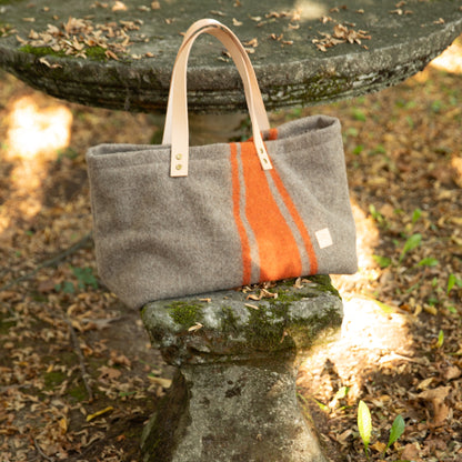 Stilvolle Hunde trage Handtasche aus nachhaltiger recycelter Wolle von 2.8 duepuntoOtto in der Farbe orange.