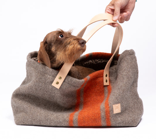 Stilvolle Hunde trage Handtasche aus nachhaltiger recycelter Wolle von 2.8 duepuntoOtto in der Farbe orange.