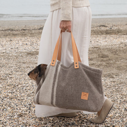 Stilvolle Hunde trage Handtasche aus nachhaltiger recycelter Wolle von 2.8 duepuntoOtto in der Farbe weiß.