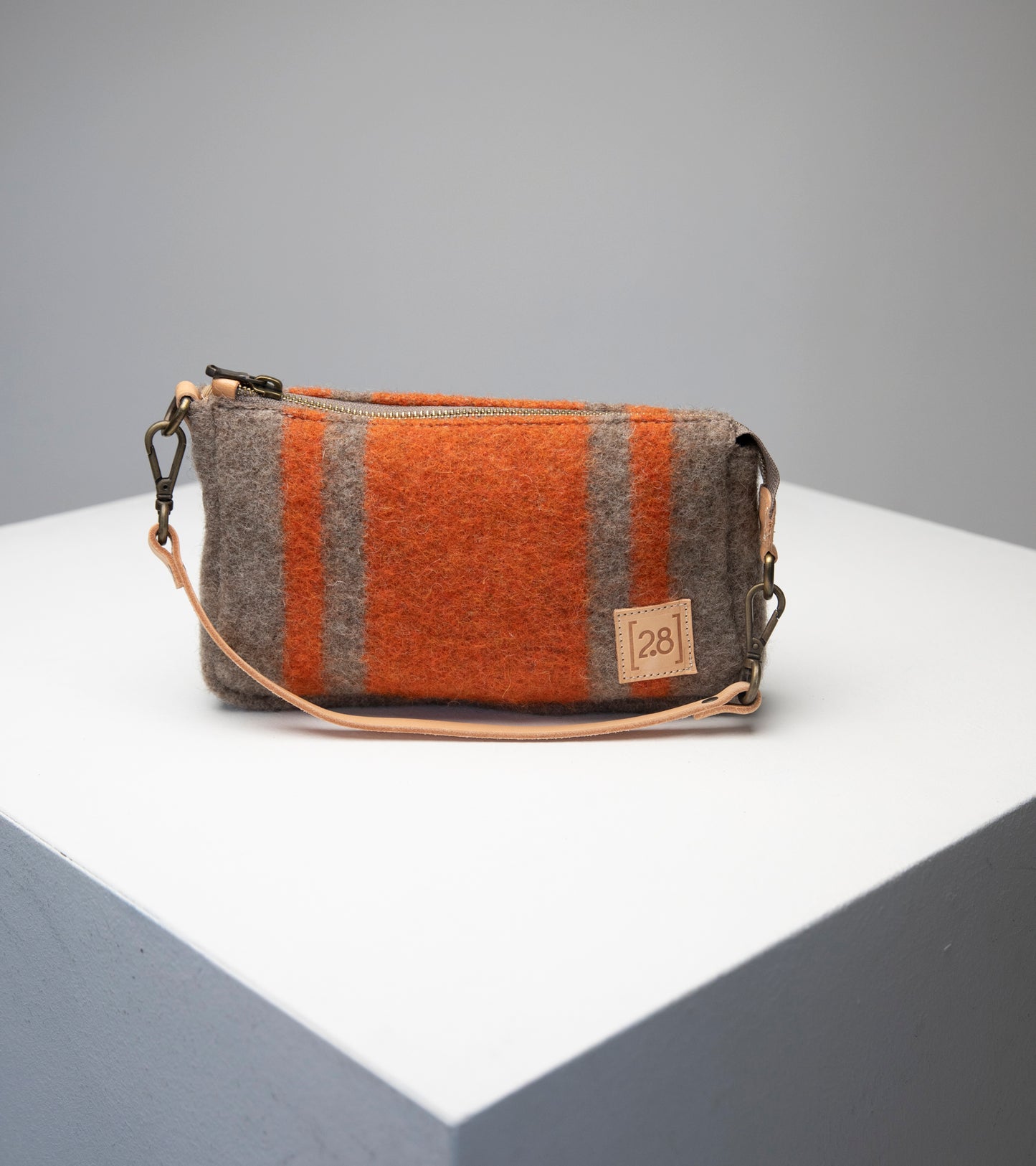 Stilvolle mini Handtasche aus nachhaltiger recycelter Wolle von 2.8 duepuntoOtto in der Farbe orange.