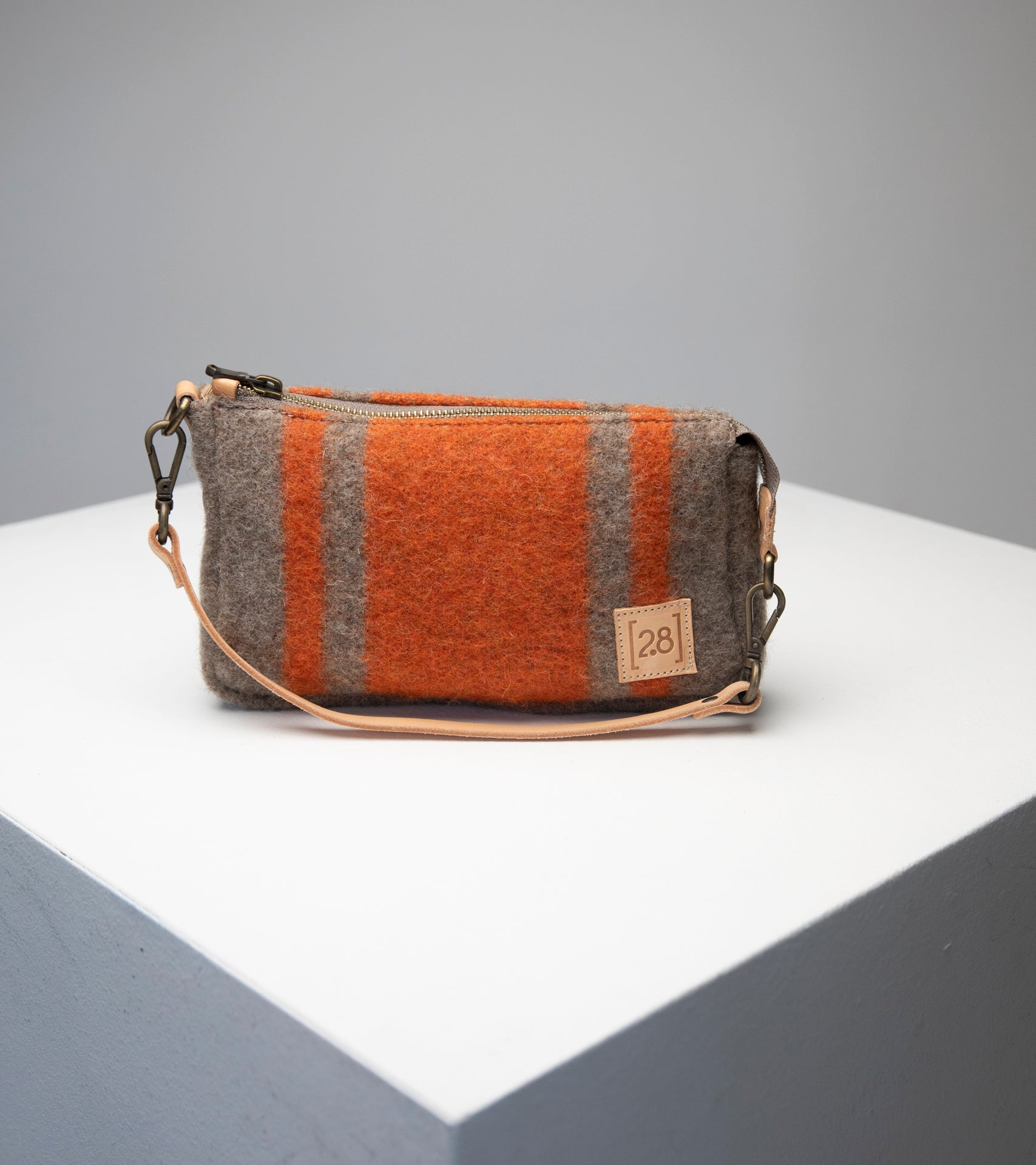 Stilvolle mini Handtasche aus nachhaltiger recycelter Wolle von 2.8 duepuntoOtto in der Farbe orange.