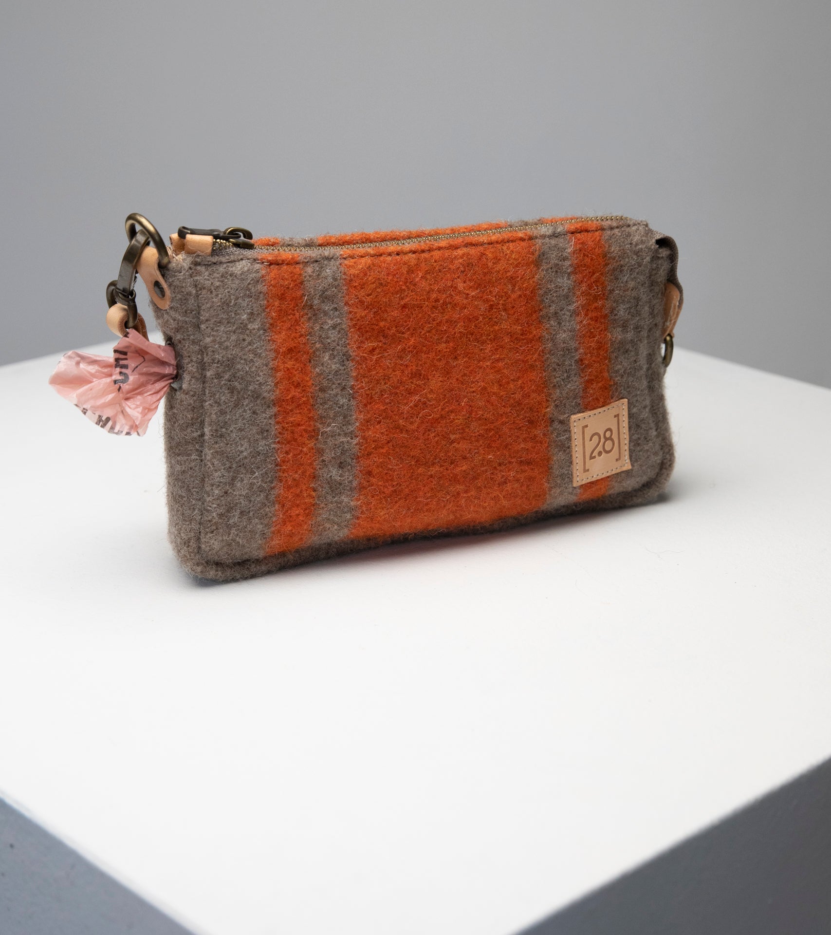Stilvolle mini Handtasche aus nachhaltiger recycelter Wolle von 2.8 duepuntoOtto in der Farbe orange.