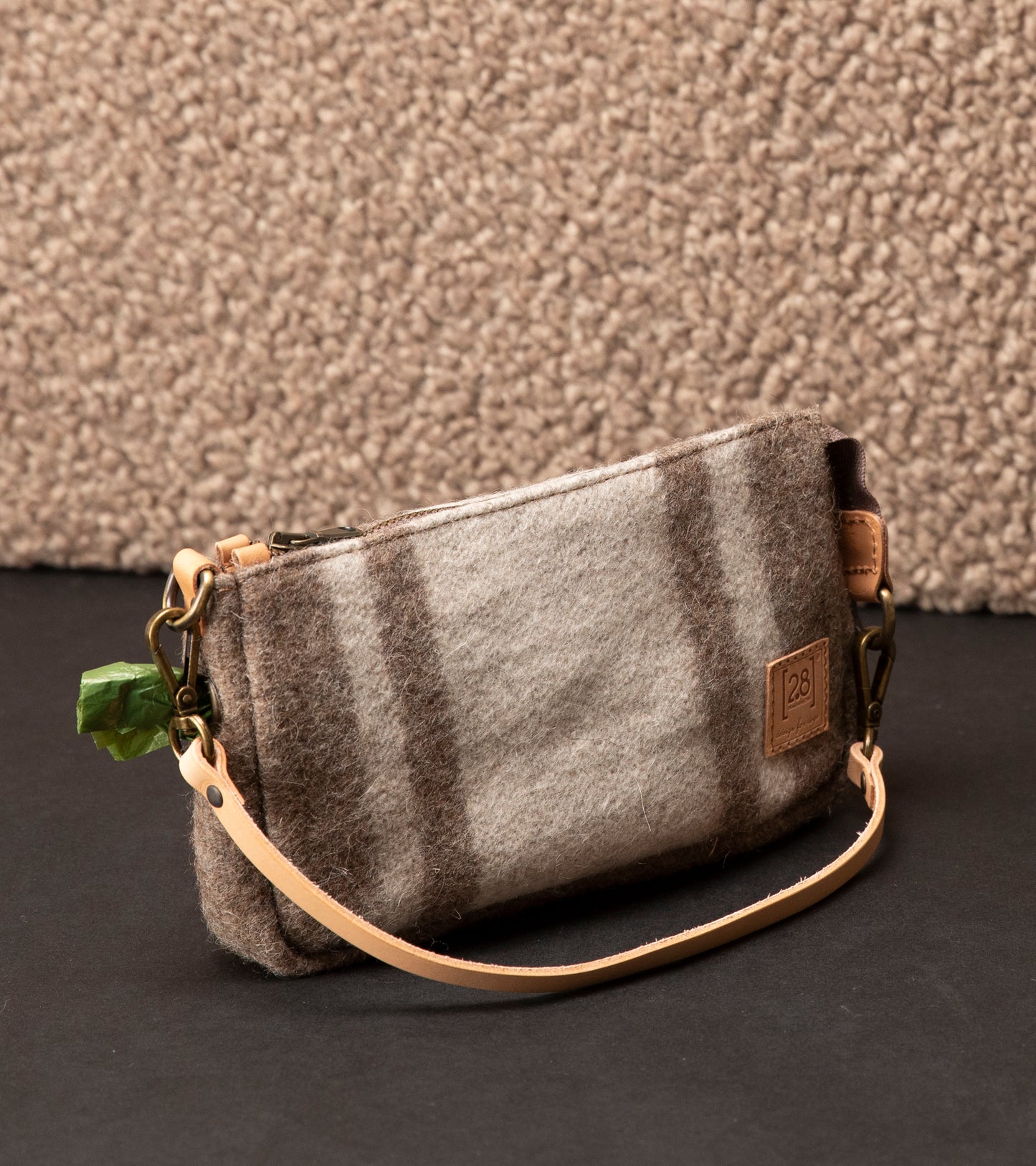 Stilvolle mini Handtasche aus nachhaltiger recycelter Wolle von 2.8 duepuntoOtto in der Farbe weiß.