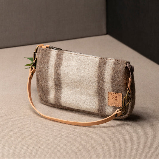 Stilvolle mini Handtasche aus nachhaltiger recycelter Wolle von 2.8 duepuntoOtto in der Farbe weiß.