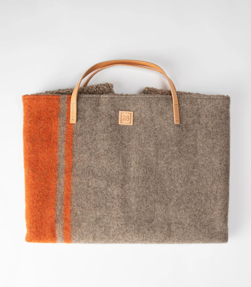 Nachhaltige Hunde Reisematte aus recycelter Wolle und hochwertigem Leder. Farbe Grau/Orange.