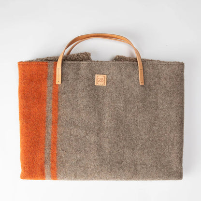 Nachhaltige Hunde Reisematte aus recycelter Wolle und hochwertigem Leder. Farbe Grau/Orange.