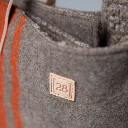 Nachhaltige Hunde Reisematte aus recycelter Wolle und hochwertigem Leder. Farbe Grau/Orange.