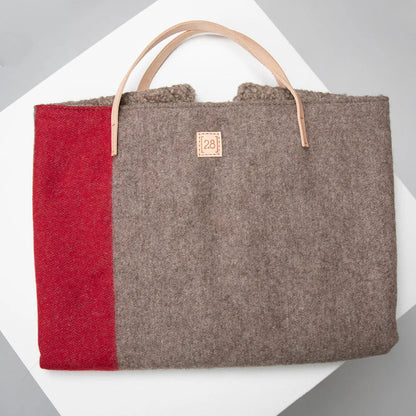 Nachhaltige Hunde Reisematte aus recycelter Wolle und hochwertigem Leder. Farbe Grau/Rot.