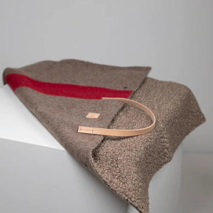 Nachhaltige Hunde Reisematte aus recycelter Wolle und hochwertigem Leder. Farbe Grau/Rot.