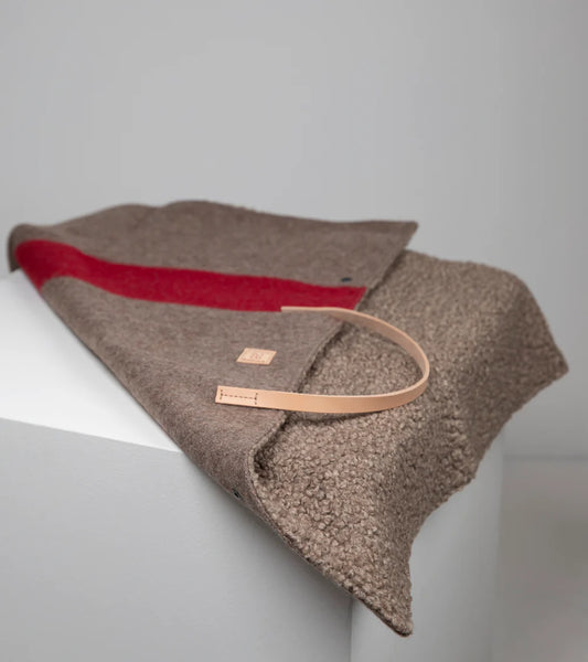 Nachhaltige Hunde Reisematte aus recycelter Wolle und hochwertigem Leder. Farbe Grau/Rot.