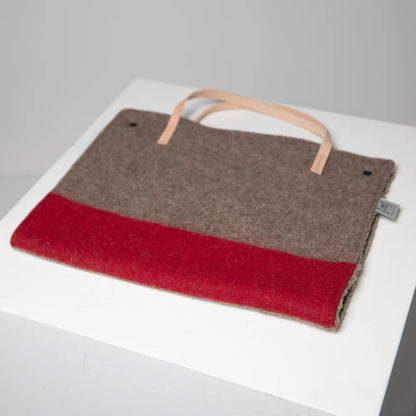 Nachhaltige Hunde Reisematte aus recycelter Wolle und hochwertigem Leder. Farbe Grau/Rot