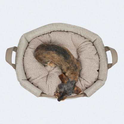 Das Leopold's Finest Hundebett Alpin ist nicht nur ein Bett Sonden auch eine Höhle, in der die Hunde besonders viel Ruhe haben. Es besitzt ein abnehmbaren Deckel. Farbe Beige.