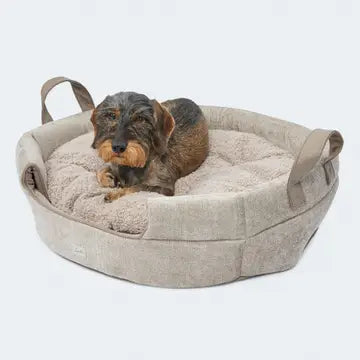 Das Leopold's Finest Hundebett Alpin ist nicht nur ein Bett Sonden auch eine Höhle, in der die Hunde besonders viel Ruhe haben. Es besitzt ein abnehmbaren Deckel. Farbe Beige.