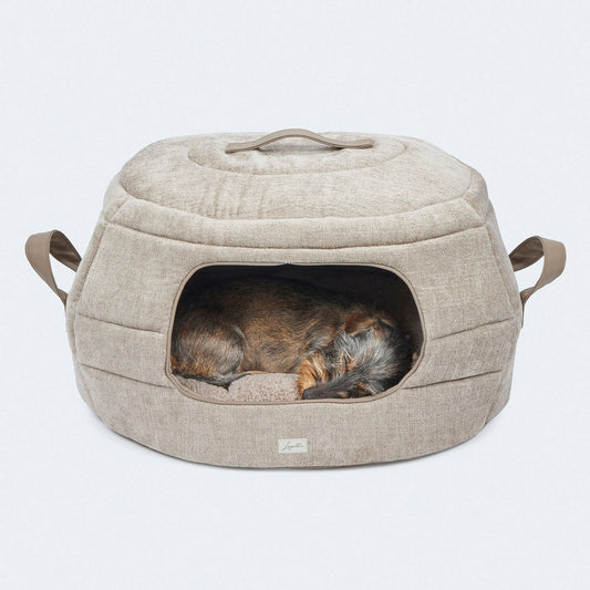 Das Leopold's Finest Hundebett Alpin ist nicht nur ein Bett Sonden auch eine Höhle, in der die Hunde besonders viel Ruhe haben. Es besitzt ein abnehmbaren Deckel. Farbe Beige.