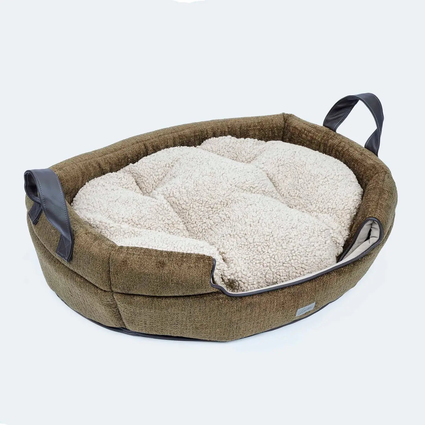 Das Leopold's Finest Hundebett Alpin ist nicht nur ein Bett Sonden auch eine Höhle, in der die Hunde besonders viel Ruhe haben. Es besitzt ein abnehmbaren Deckel. Farbe Oliv.