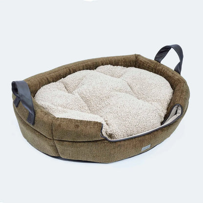 Das Leopold's Finest Hundebett Alpin ist nicht nur ein Bett Sonden auch eine Höhle, in der die Hunde besonders viel Ruhe haben. Es besitzt ein abnehmbaren Deckel. Farbe Oliv.