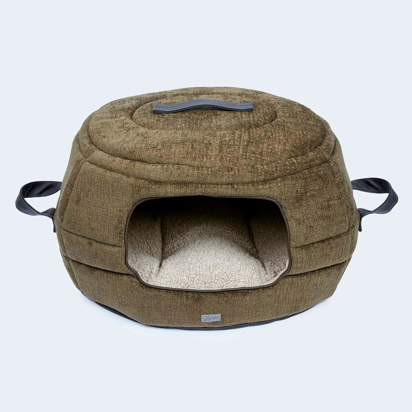 Das Leopold's Finest Hundebett Alpin ist nicht nur ein Bett Sonden auch eine Höhle, in der die Hunde besonders viel Ruhe haben. Es besitzt ein abnehmbaren Deckel. Farbe Oliv.
