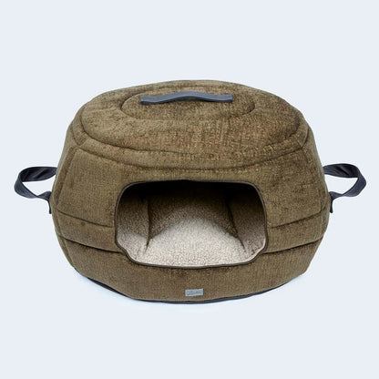 Das Leopold's Finest Hundebett Alpin ist nicht nur ein Bett Sonden auch eine Höhle, in der die Hunde besonders viel Ruhe haben. Es besitzt ein abnehmbaren Deckel. Farbe Oliv.